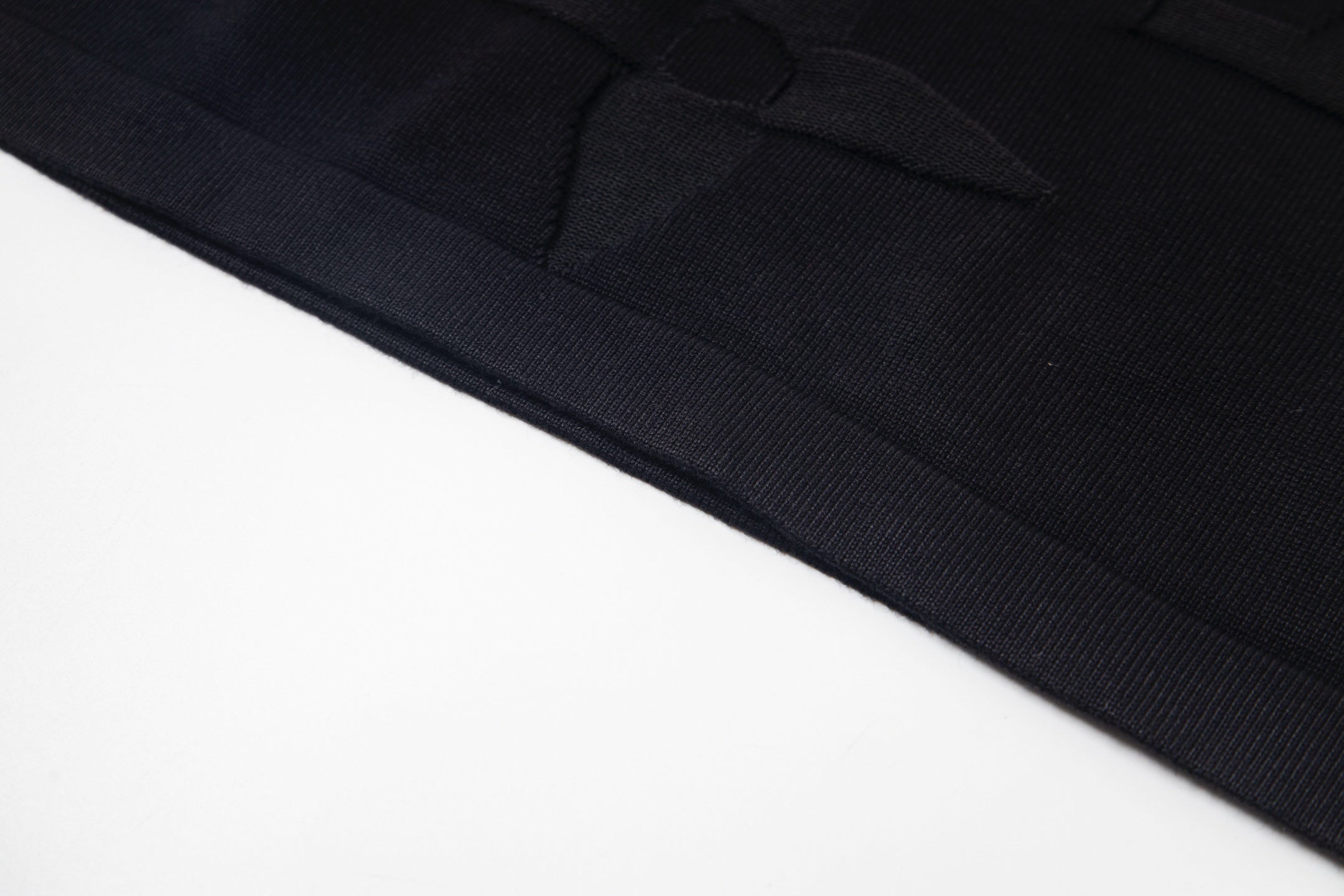 Steel-print relief limited knitted T-shirt